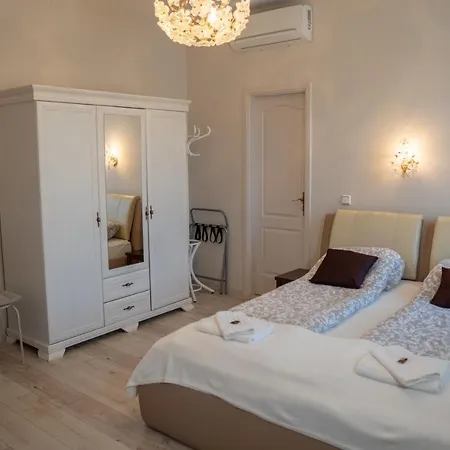 F57 - Franko Csaladi Panzio Bed & Breakfast