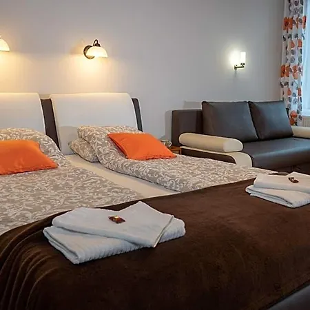F57 - Franko Csaladi Panzio Bed & Breakfast